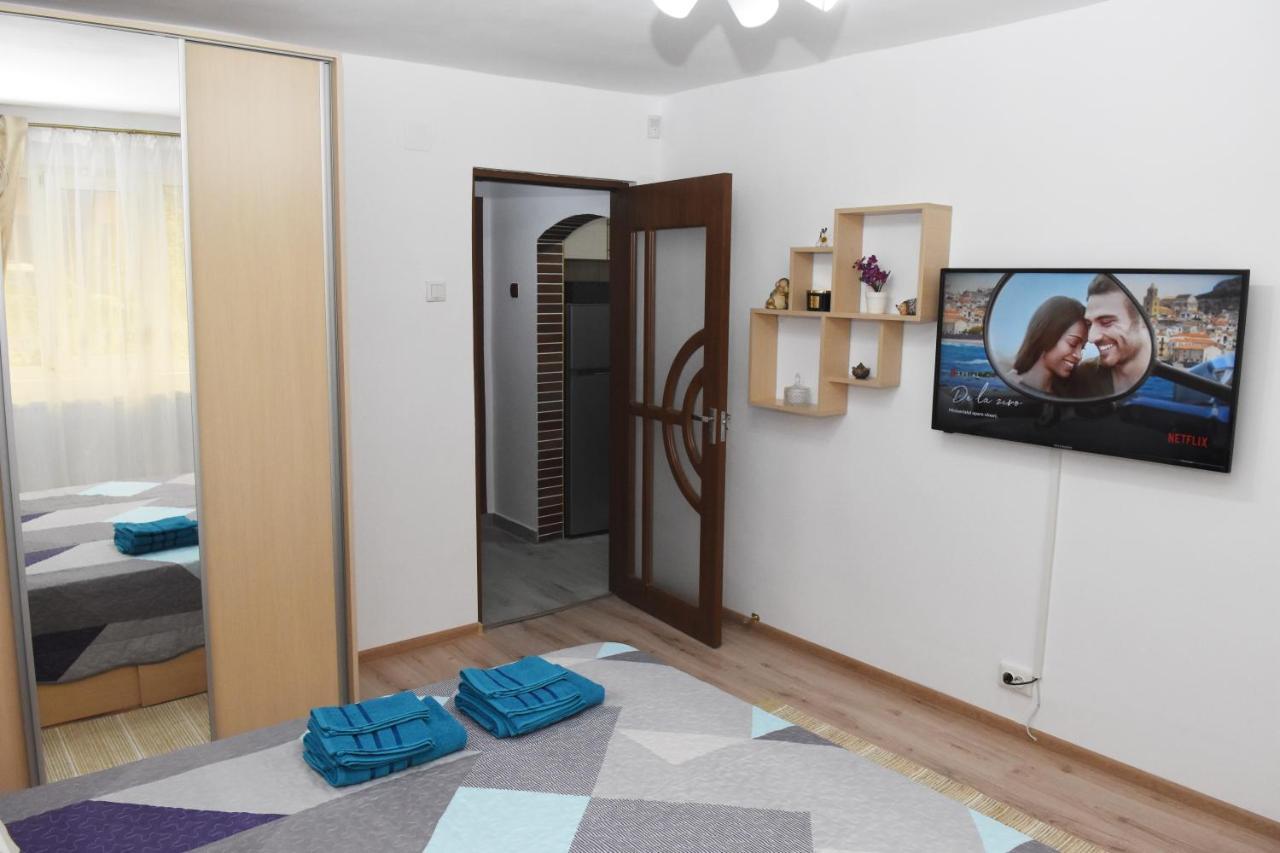1St Apartment Nehoiu Luaran gambar