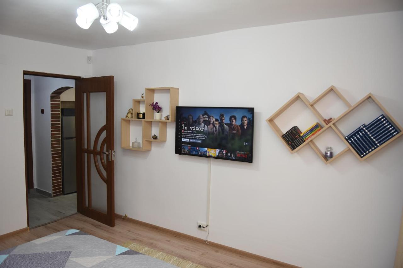 1St Apartment Nehoiu Luaran gambar