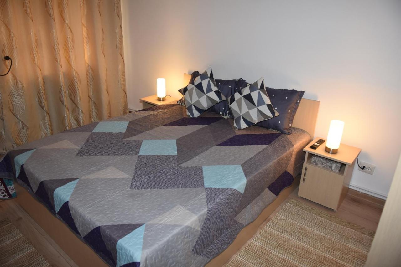 1St Apartment Nehoiu Luaran gambar