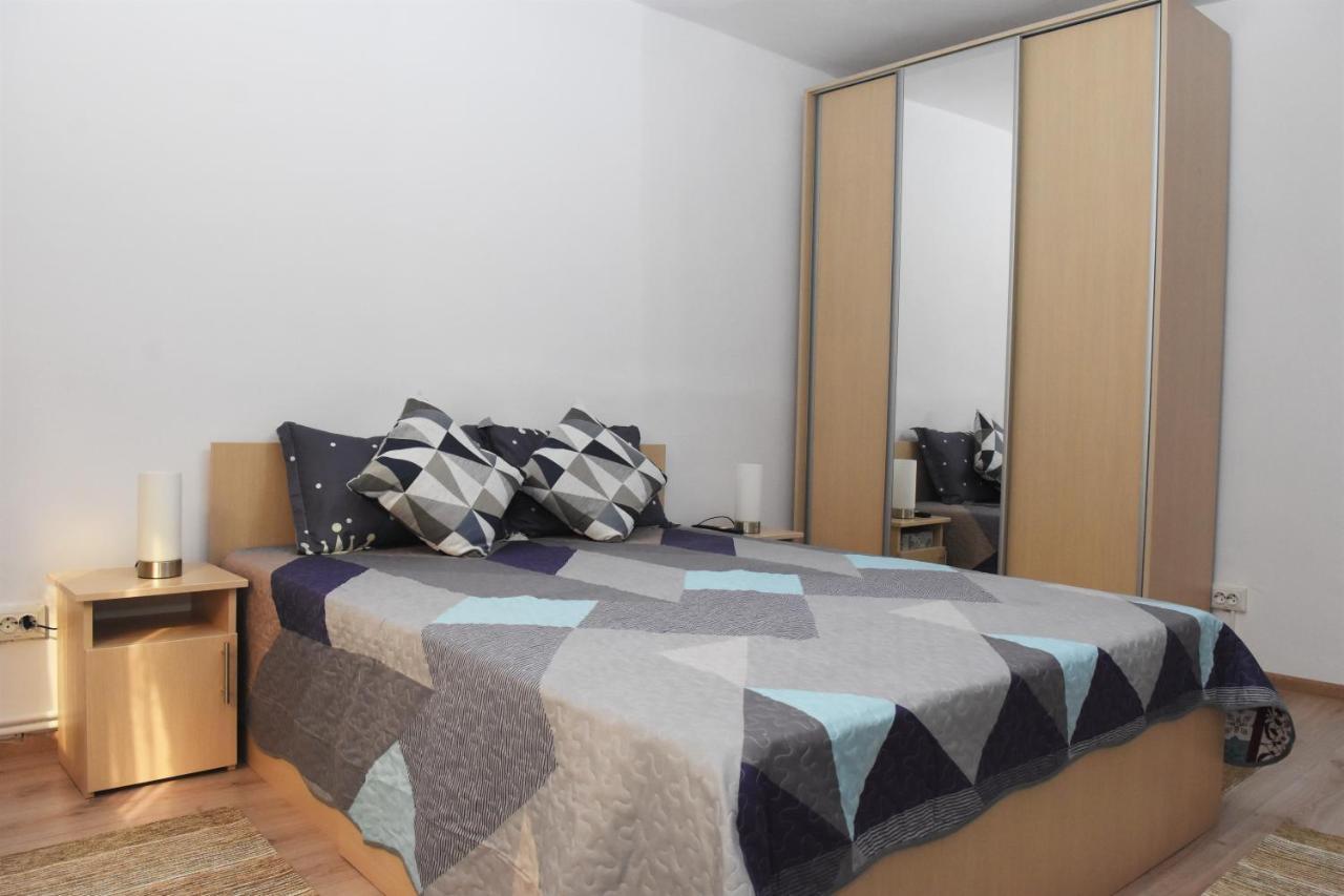 1St Apartment Nehoiu Luaran gambar