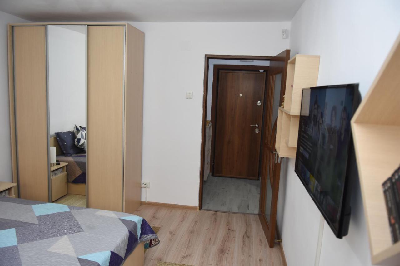 1St Apartment Nehoiu Luaran gambar
