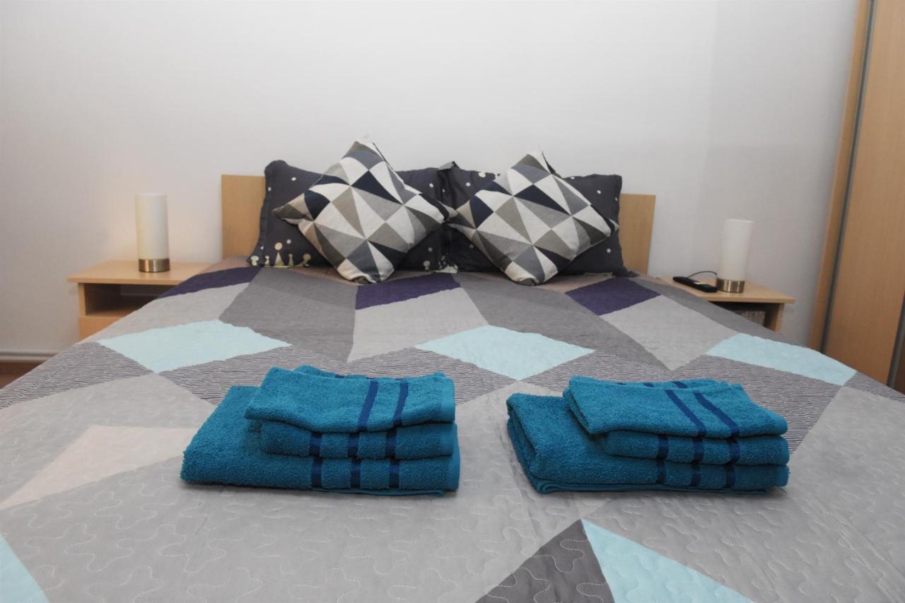 1St Apartment Nehoiu Luaran gambar